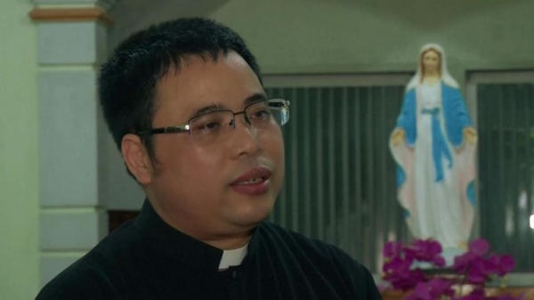 
                              Essex lorry deaths: Maurice Robinson charged with 39 counts of manslaughter
                      