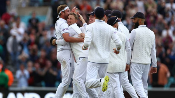 England win thrilling final Ashes Test as Stuart Broad takes winning wicket to draw series with Australia
