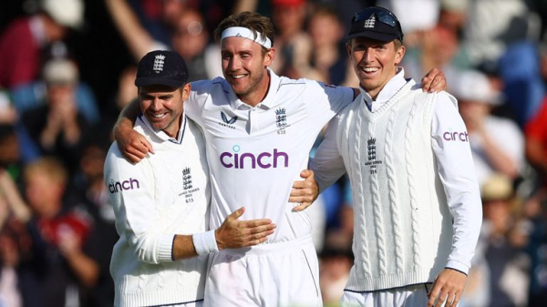 England win thrilling final Ashes Test as Stuart Broad takes winning wicket to draw series with Australia