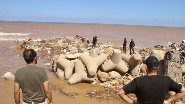 Libya floods: People in Derna use bare hands to dig for survivors - but find only remains